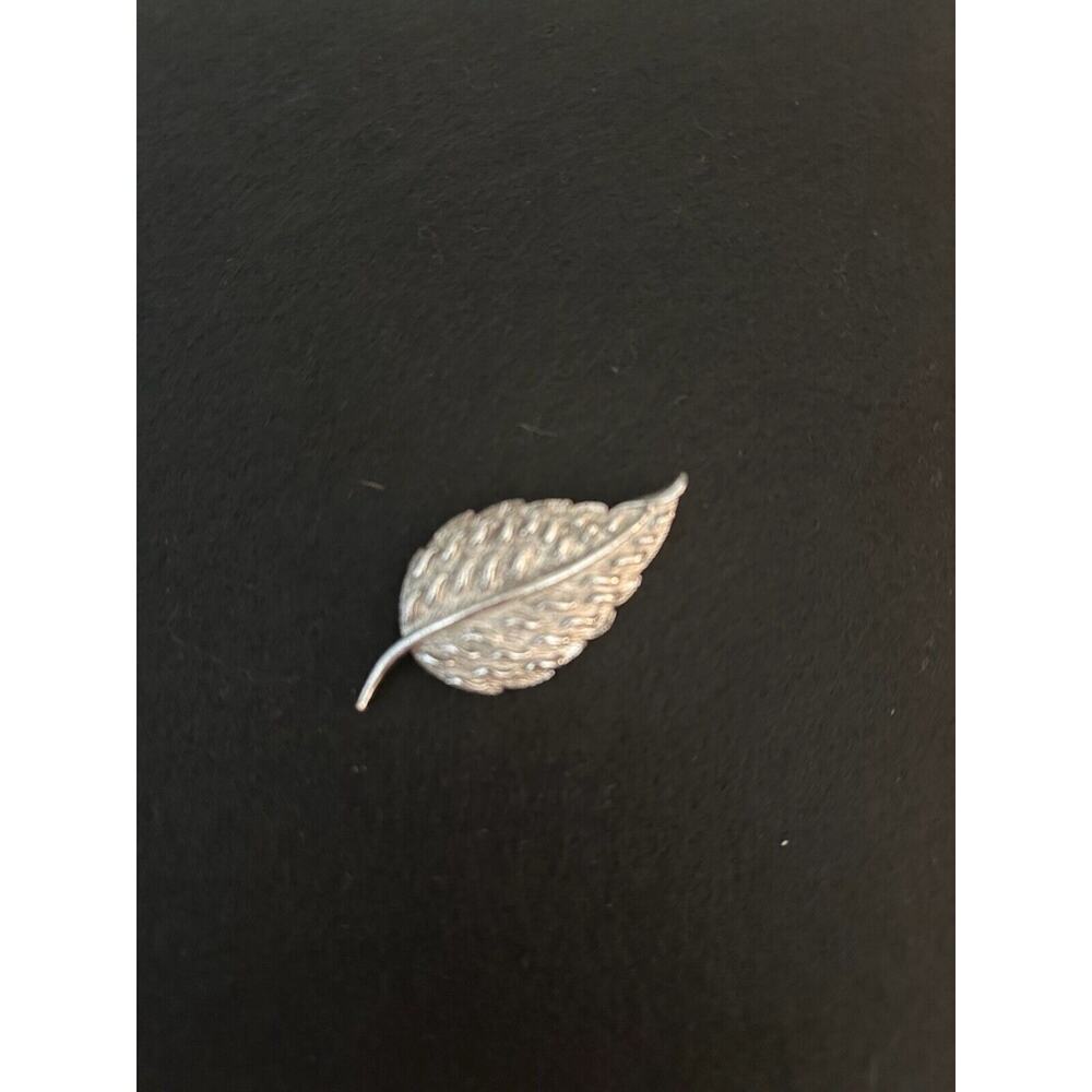 Silver‎ Leaf Pin Brooch Textured Vintage Style Jewelry Accessory Women